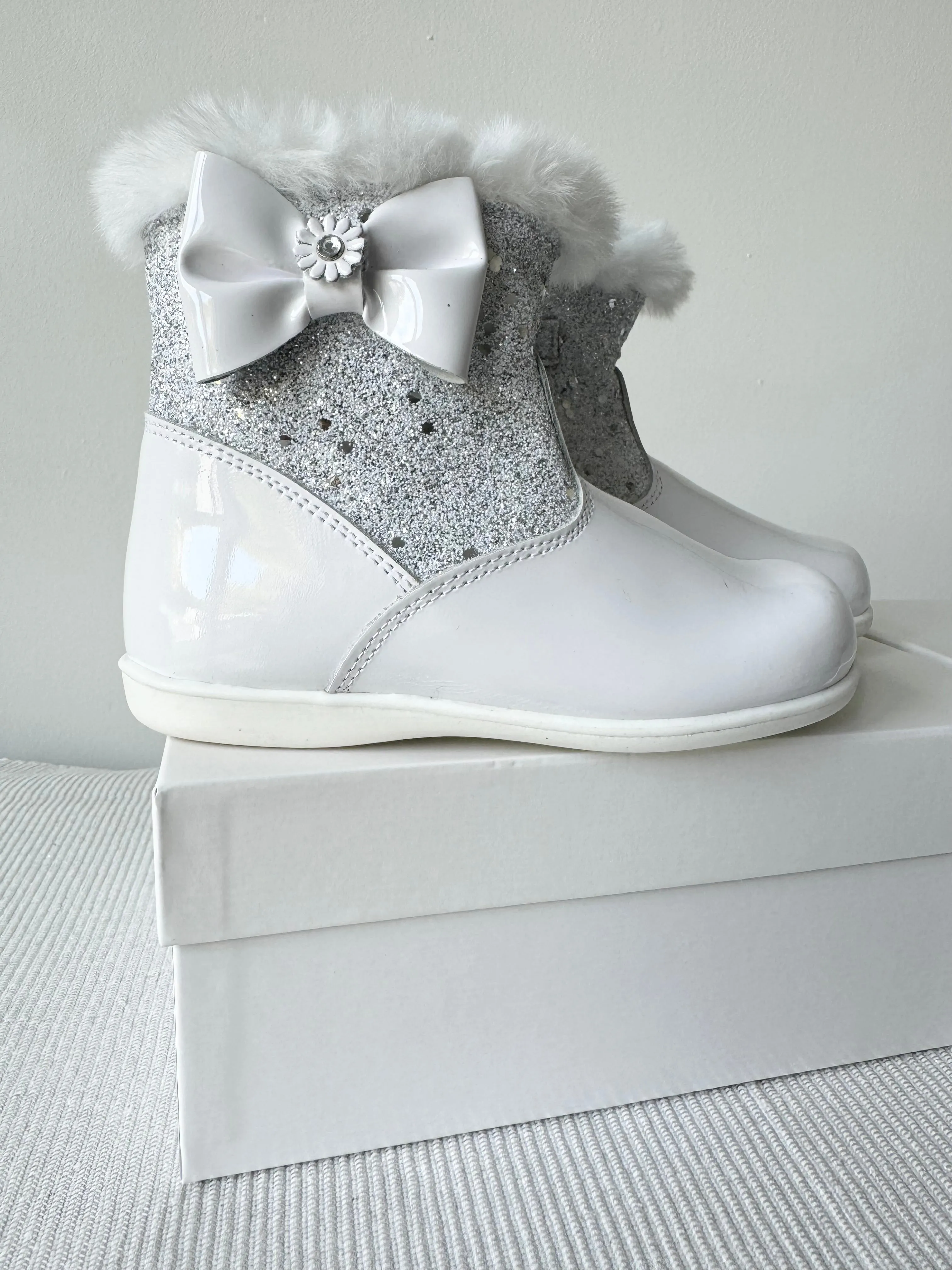 232326 White Fur Boots