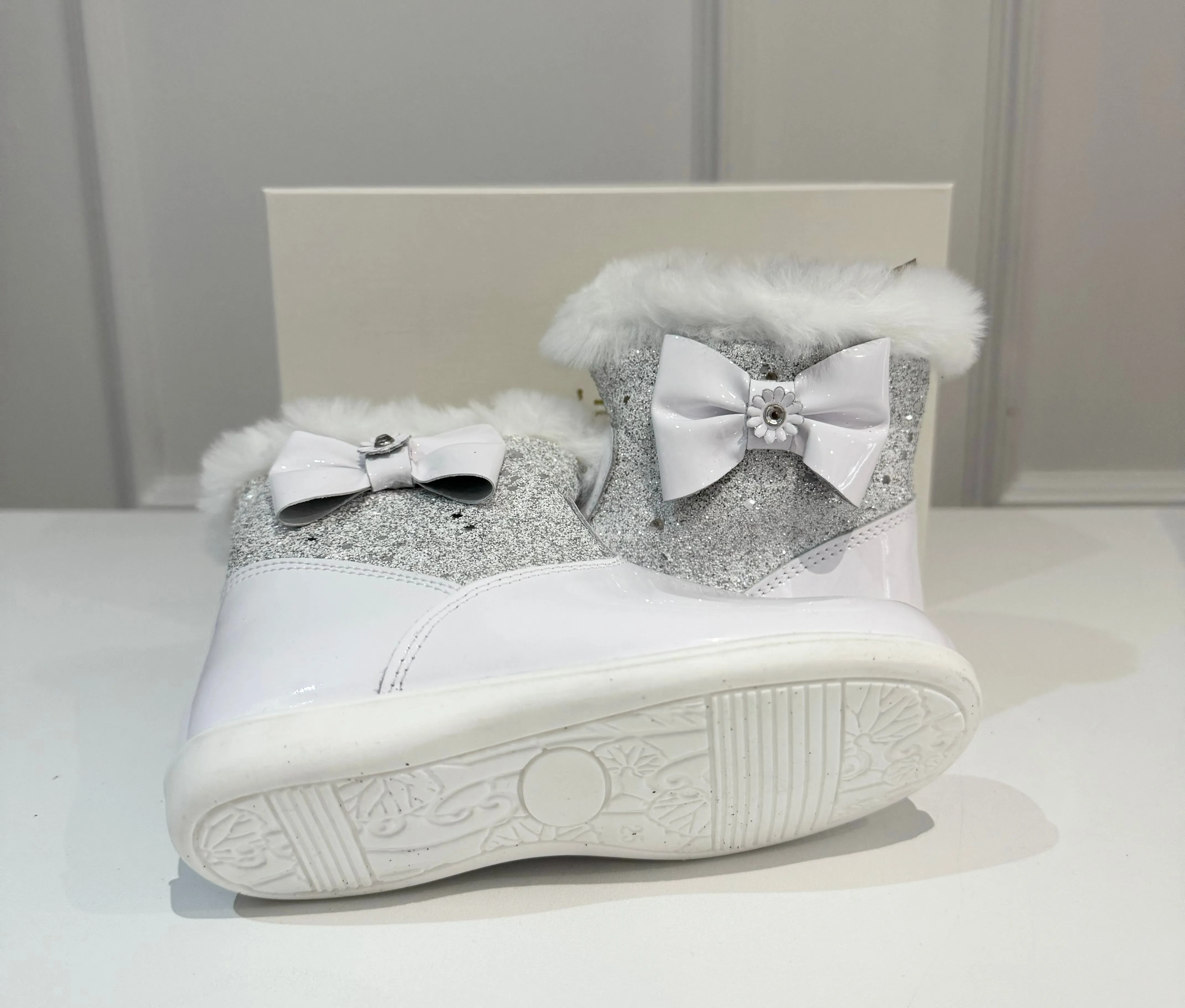 232326 White Fur Boots