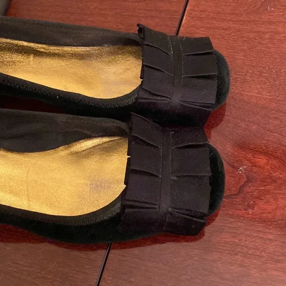 BCBGMaxAzria Black Pleated Satin Bow Velvet Low Heel Size 5.5