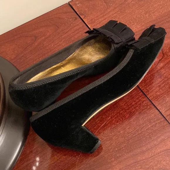BCBGMaxAzria Black Pleated Satin Bow Velvet Low Heel Size 5.5