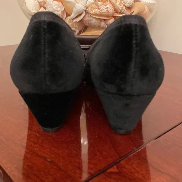 BCBGMaxAzria Black Pleated Satin Bow Velvet Low Heel Size 5.5