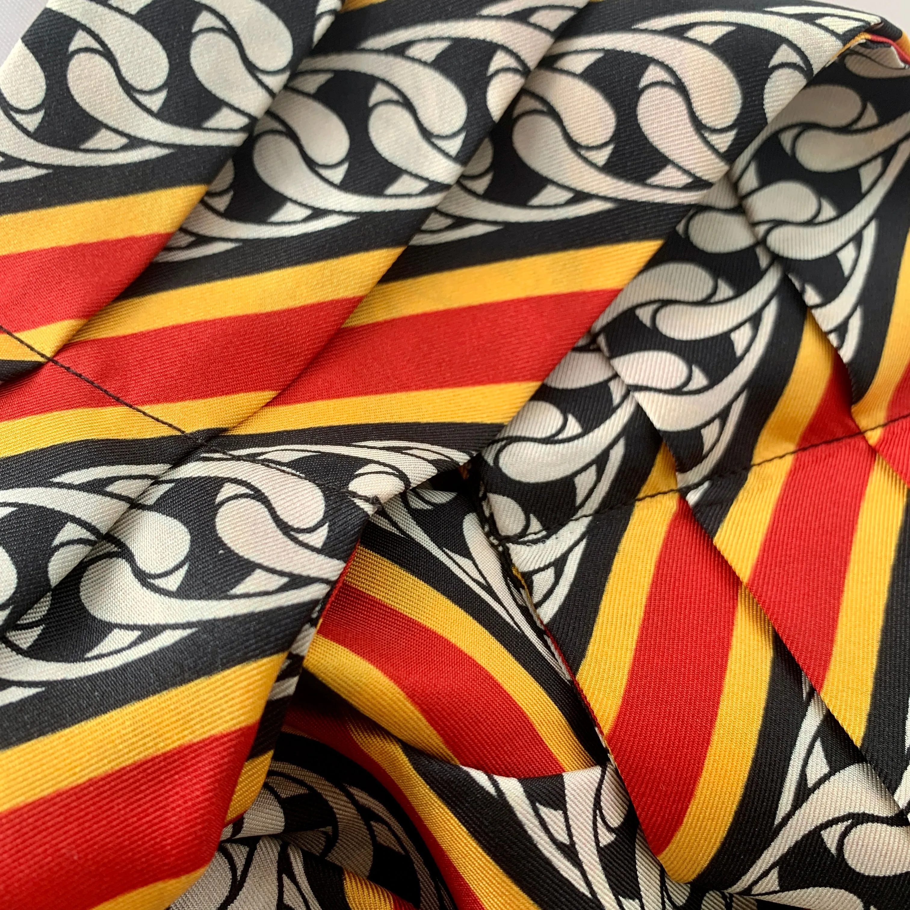 Gucci Sin Chain Print Pleated Neck Scarf in Red and Black