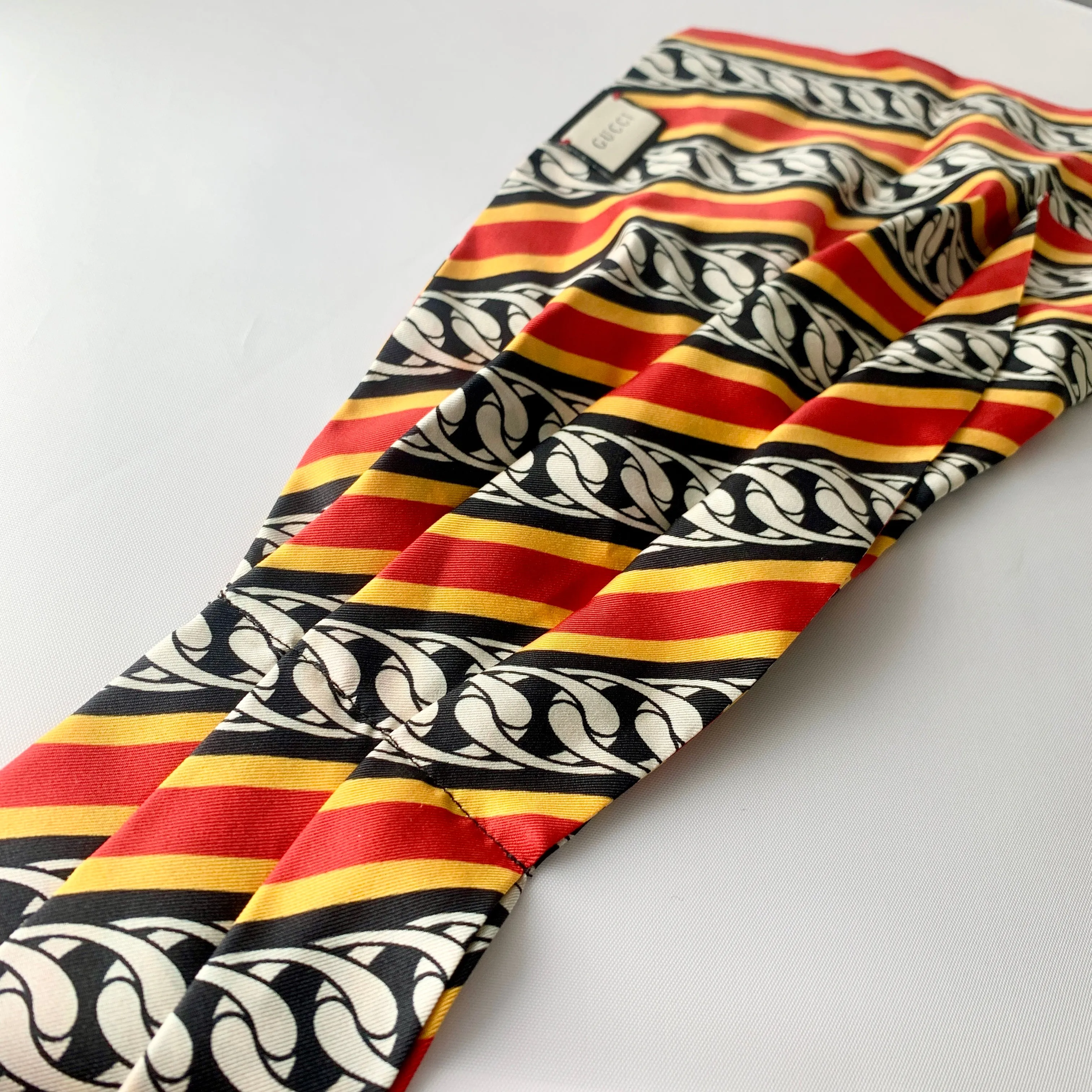 Gucci Sin Chain Print Pleated Neck Scarf in Red and Black