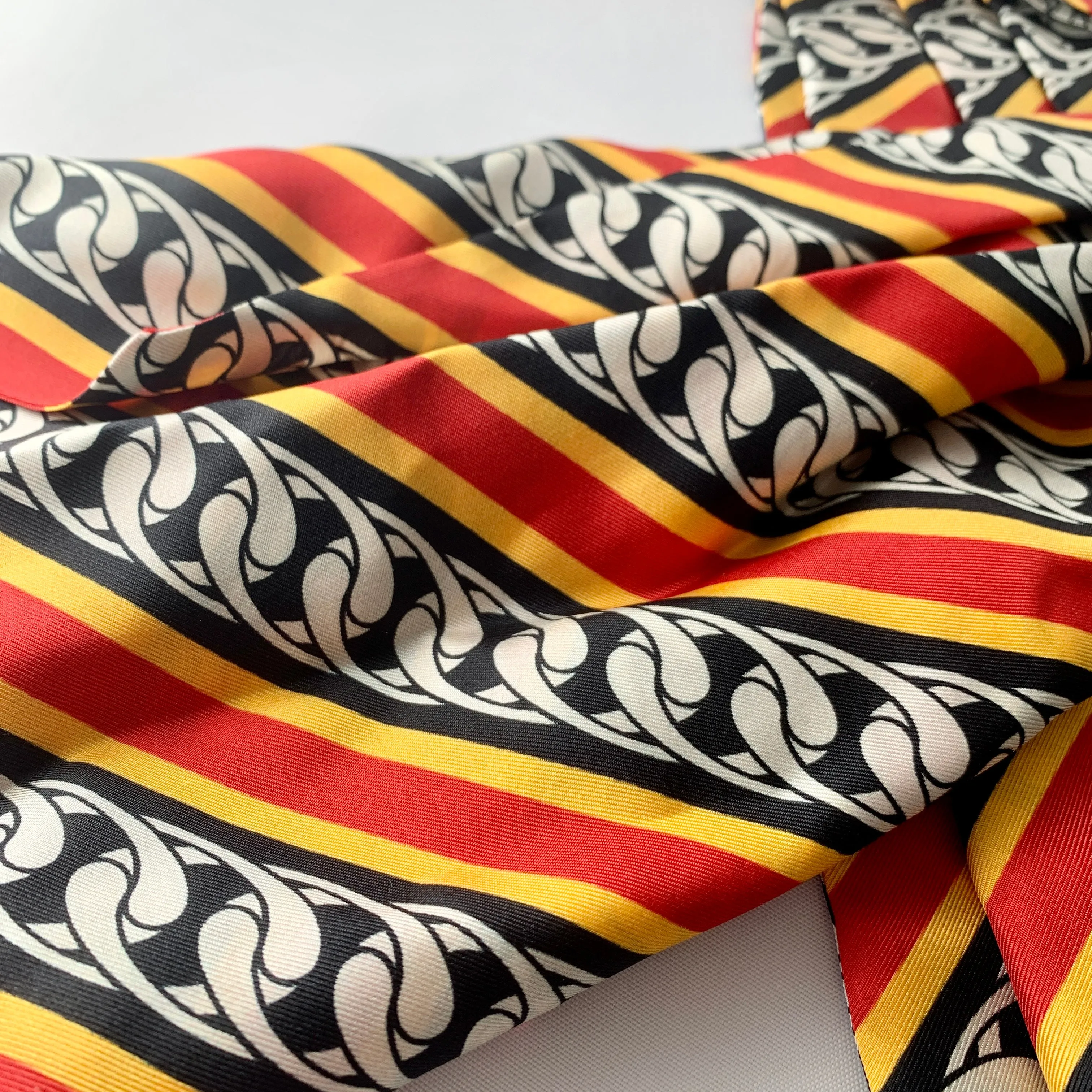 Gucci Sin Chain Print Pleated Neck Scarf in Red and Black