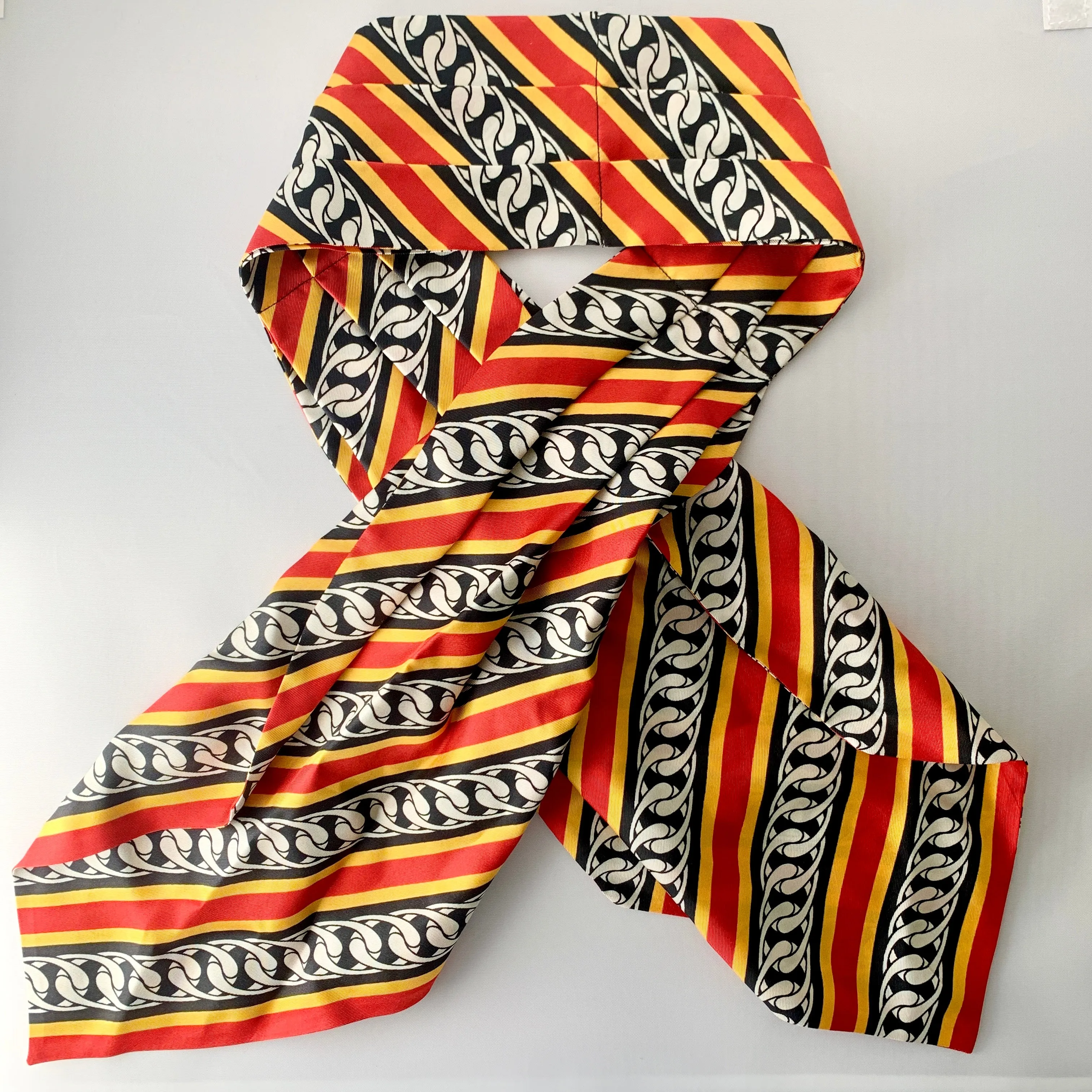 Gucci Sin Chain Print Pleated Neck Scarf in Red and Black