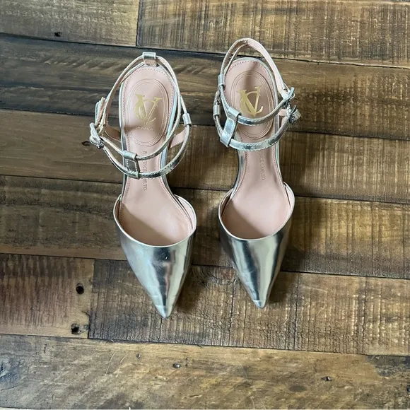 Vince Camuto Signature Gold Pointed Toe Heels Size 6