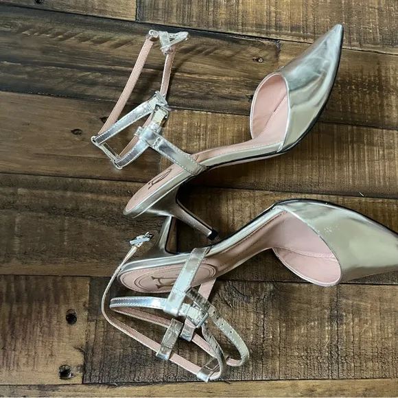 Vince Camuto Signature Gold Pointed Toe Heels Size 6